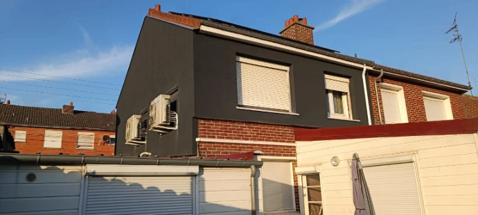 Travaux de rénovation et de finition extérieure d'une maison